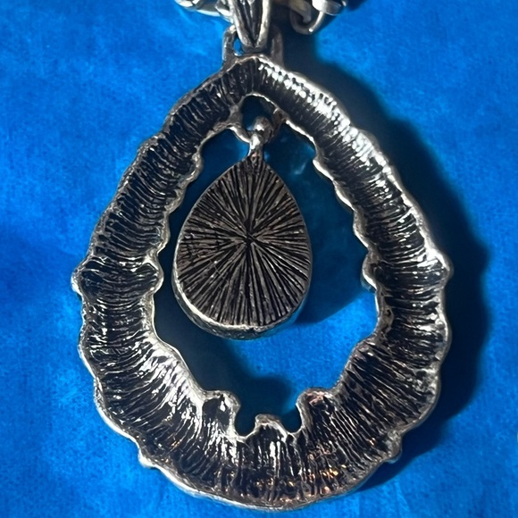 Vintage silver tone decorative necklace with purple stone - Picture 3 of 4